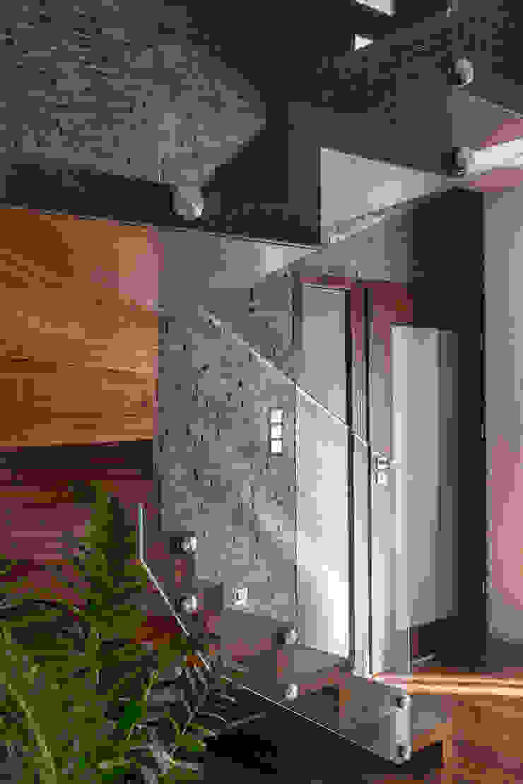 por BRODA schody-dywanowe Moderno