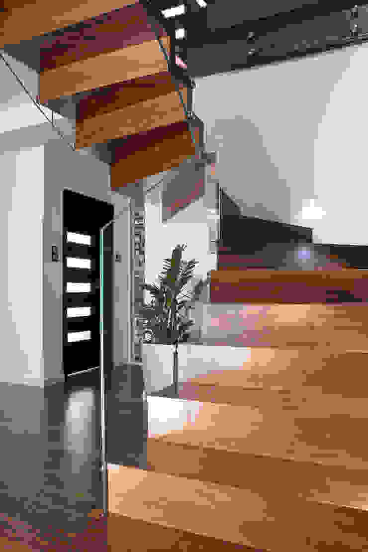 por BRODA schody-dywanowe Moderno