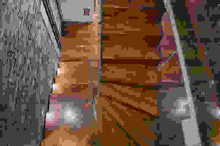 por BRODA schody-dywanowe Moderno