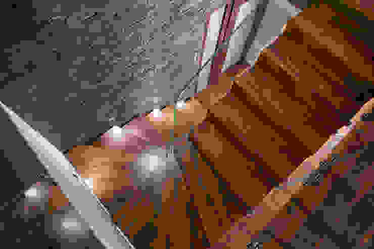 por BRODA schody-dywanowe Moderno