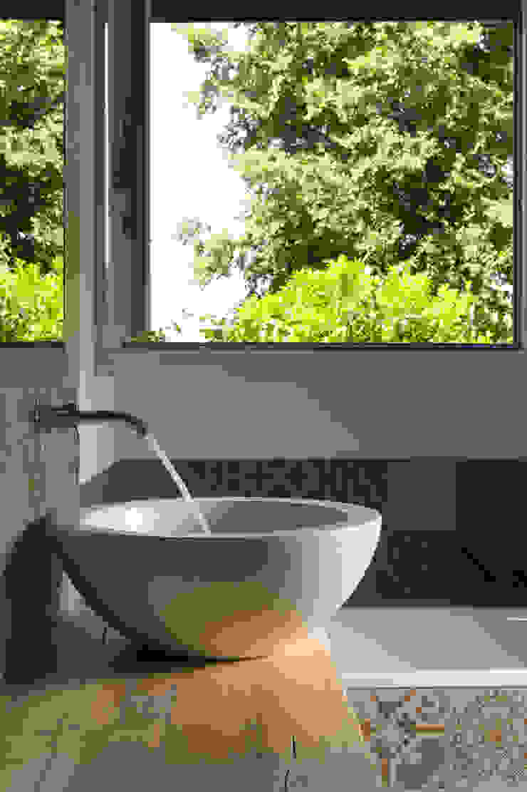 stefania eugeni Minimalist bathroom