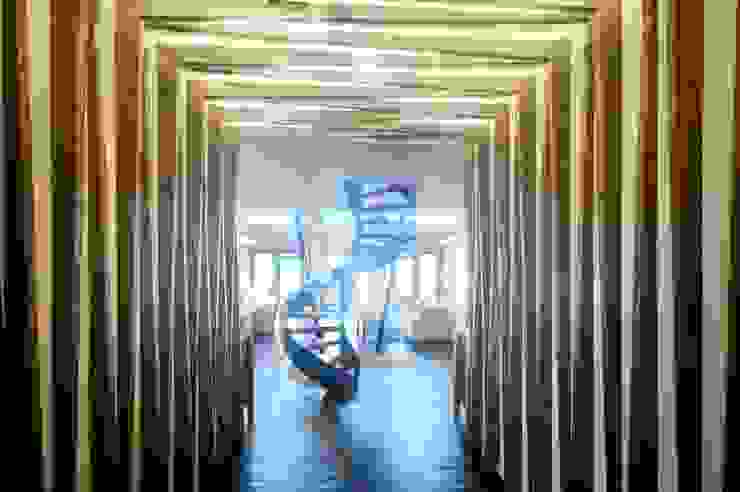 sanzpont [arquitectura] Modern corridor, hallway & stairs