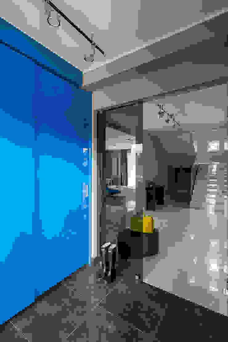 Kolorowy minimalizm Pracownia Projektowa Poco Design Minimalistyczny korytarz, przedpokój i schody
