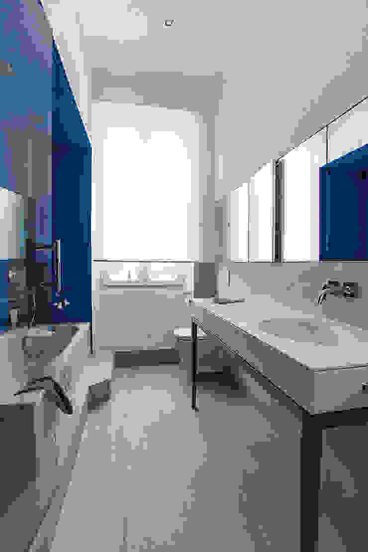 Un jeu de reflets étonnants s’effectue avec la niche et agrandit les perspectives Charlotte Raynaud Studio Salle de bain scandinave Robinet,Appareil de plomberie,Couler,Miroiter,Biens,Lavabo,Bleu,Fixation,Salle de bain,Baignoire