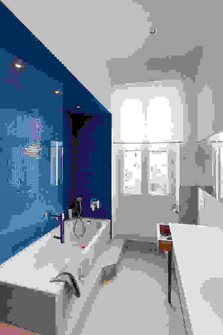 Une niche éclairée de mosaïque bleue apporte un caractère intimiste au moment du bain Charlotte Raynaud Studio Salle de bain moderne Robinet,Appareil de plomberie,Baignoire,Immeuble,Fixation,Design d&#39;intérieur,Bois,Sol,Étage,Salle de bain