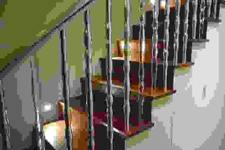 'Pod' hand cast aluminium and clear acrylic sculptural balustrade Zigzag Design Studio (Sculptural Structures) Modern Corridor, Hallway and Staircase