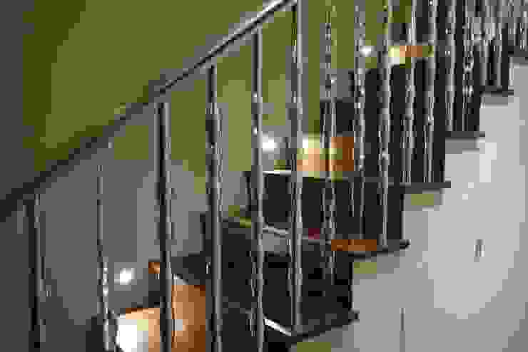 'Pod' hand cast aluminium and clear acrylic sculptural balustrade Zigzag Design Studio (Sculptural Structures) Modern Corridor, Hallway and Staircase