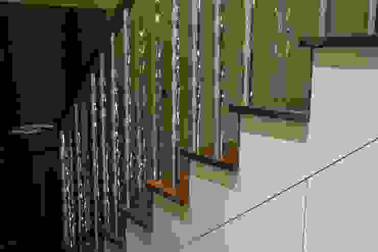 'Pod' hand cast aluminium and clear acrylic sculptural balustrade Zigzag Design Studio (Sculptural Structures) Modern Corridor, Hallway and Staircase
