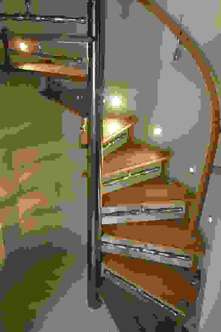 Spiral stair with sculptural detailing & 'Drip' handrail brackets., Zigzag Design Studio (Sculptural Structures) Zigzag Design Studio (Sculptural Structures) Modern corridor, hallway & stairs
