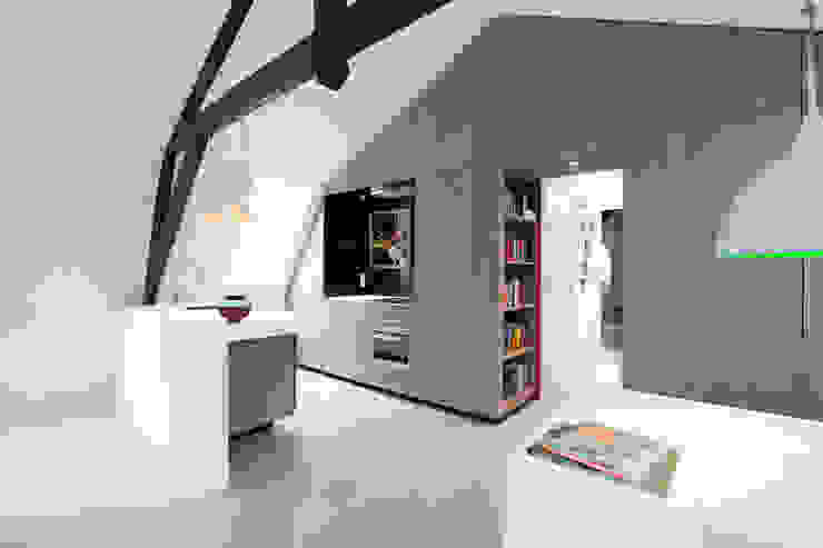 Appartement in Utrecht , studio KAP+BERK studio KAP+BERK Minimalistische keukens Kunst,Gebouw,Interieur ontwerp,auto-ontwerp,Vloer,Stedelijk ontwerp,Materiële eigenschap,Tafel,huis,Vloeren