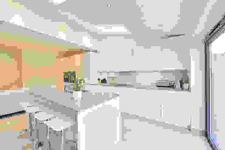 ​kitchen rear extension ealing with pitched roof homify Moderne Küchen