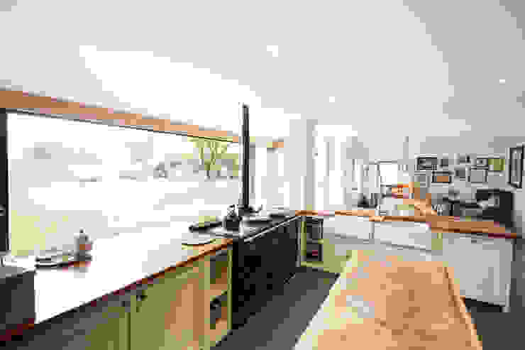 Country Kitchen Wiejska kuchnia od Hart Design and Construction Wiejski