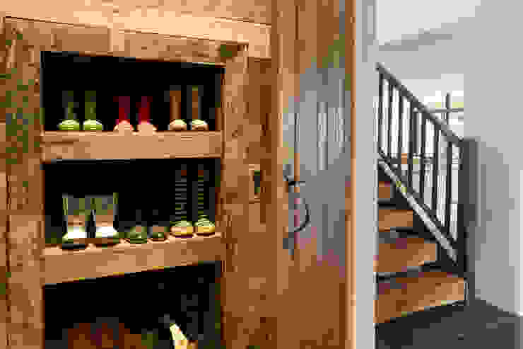 Boot Warmer Wiejski korytarz, przedpokój i schody od Hart Design and Construction Wiejski