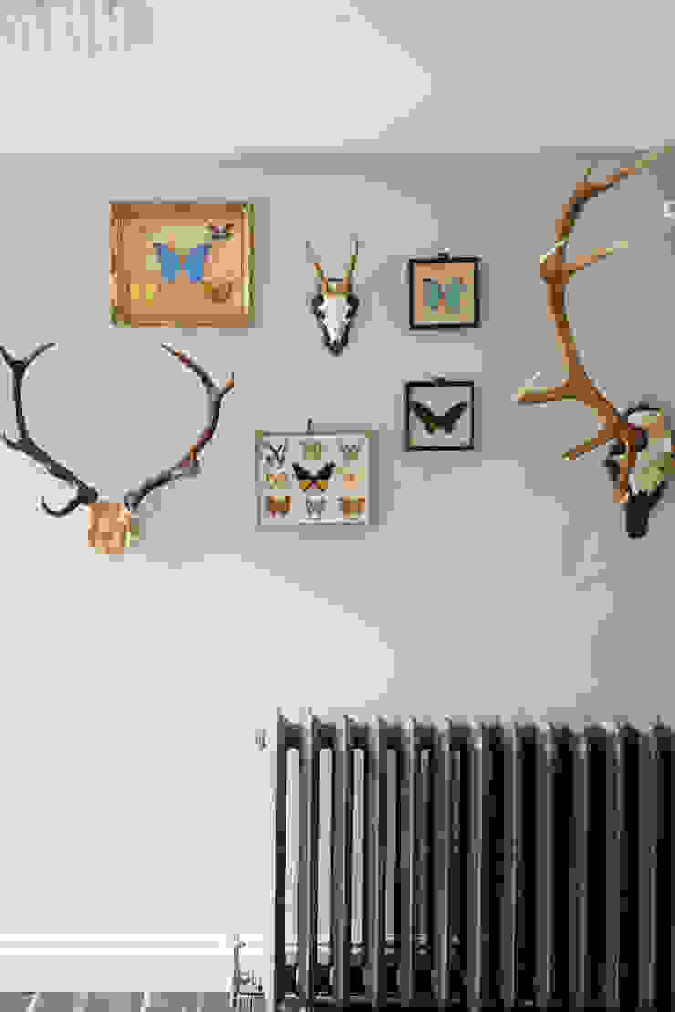 Stags in the living room Wiejski salon od Hart Design and Construction Wiejski