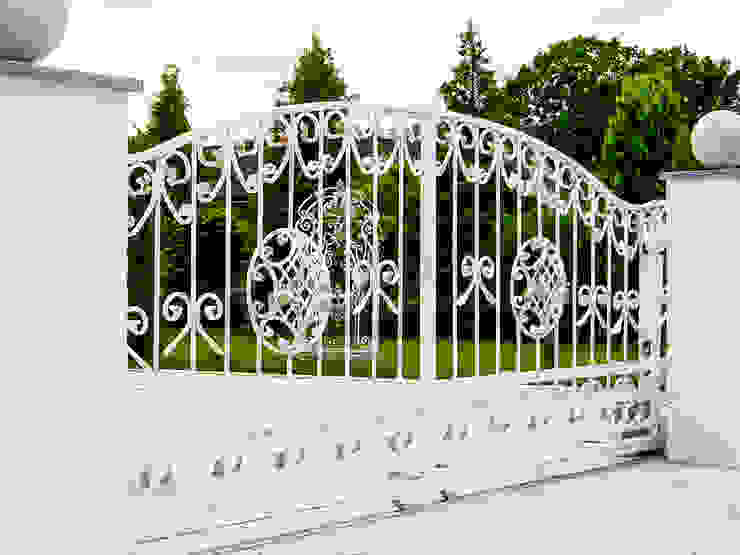 homify Сад в классическом стиле Забор и ворота