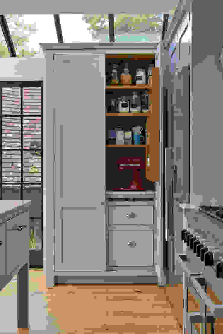 'Vivid Classic' Kitchen - pantry open, bread drawer homify Kitchen