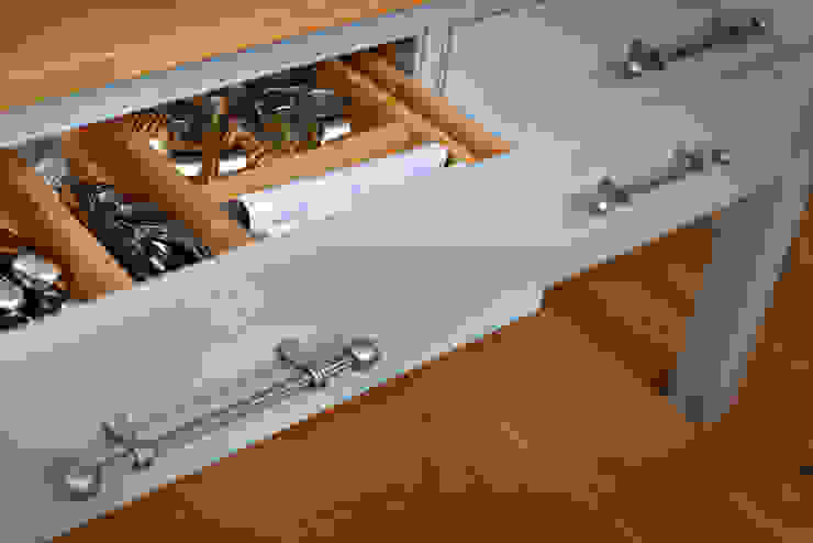 'Vivid Classic' Kitchen - drawer homify Klassische Küchen