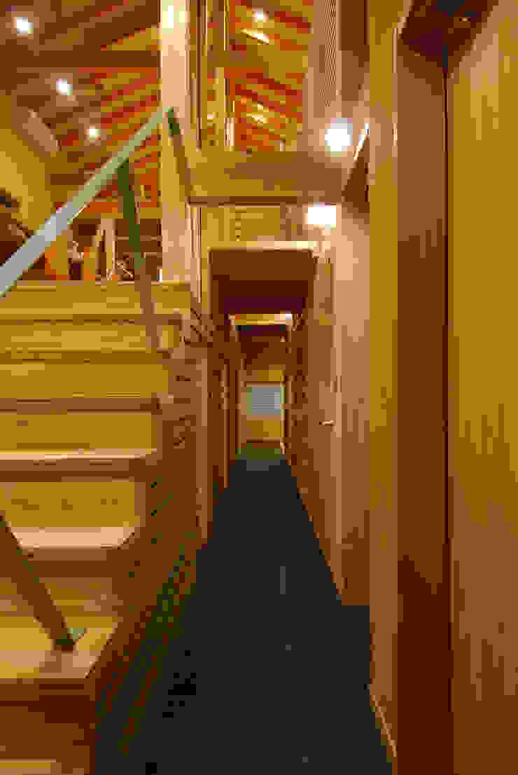 Corredores, halls e escadas ecléticos por 豊田空間デザイン室 一級建築士事務所 Eclético