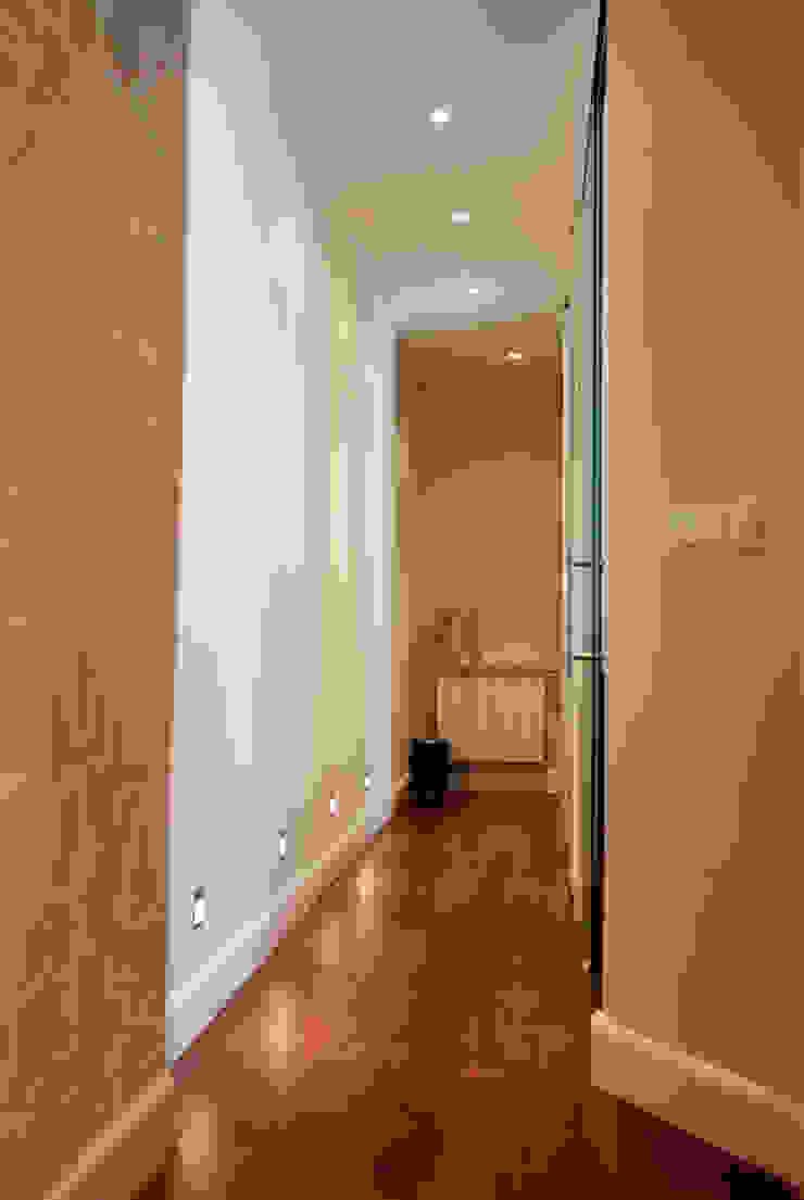 Traber Obras Modern corridor, hallway & stairs