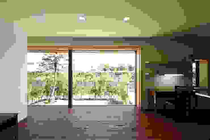 白根博紀建築設計事務所 Finestre & Porte in stile moderno