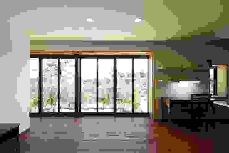 白根博紀建築設計事務所 Finestre & Porte in stile moderno