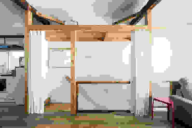coil松村一輝建設計事務所 Eclectic style corridor, hallway & stairs