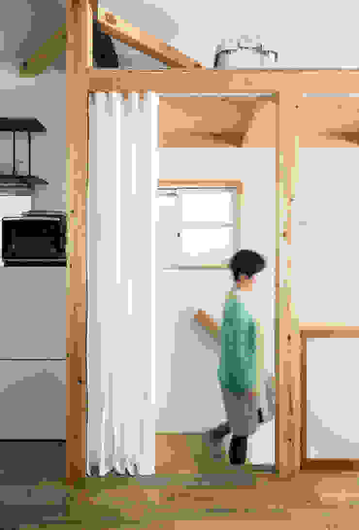 coil松村一輝建設計事務所 Eclectic style corridor, hallway & stairs
