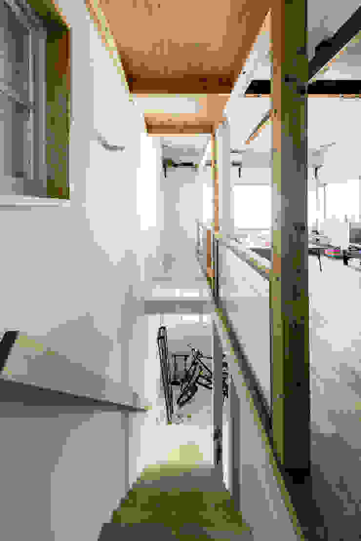 coil松村一輝建設計事務所 Eclectic style corridor, hallway & stairs