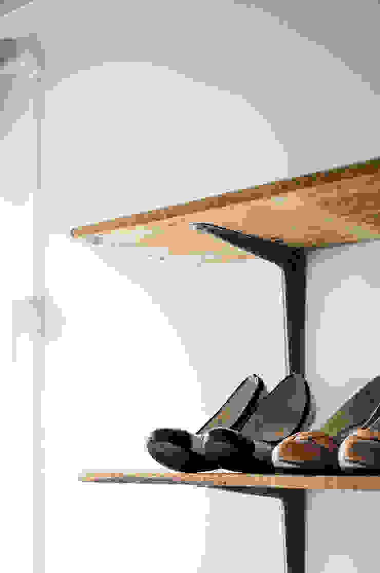 coil松村一輝建設計事務所 Corridor, hallway & stairs Drawers & shelves