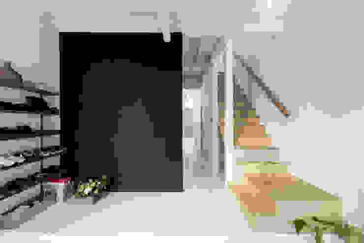 coil松村一輝建設計事務所 Eclectic style corridor, hallway & stairs