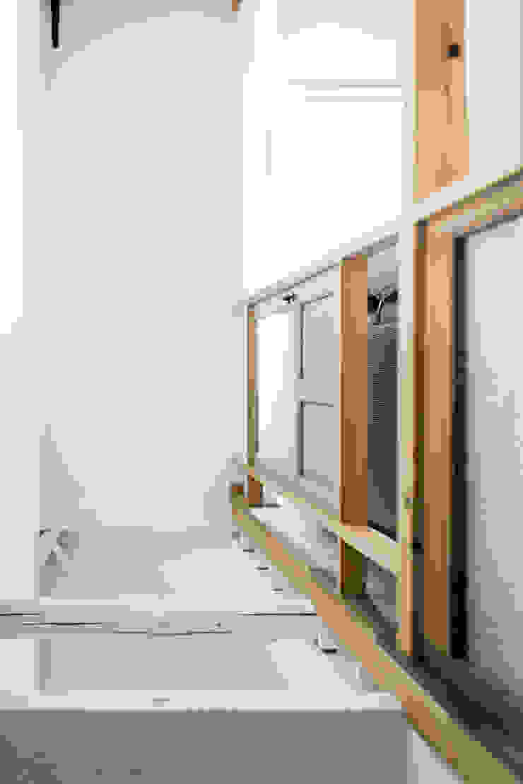 coil松村一輝建設計事務所 Eclectic style corridor, hallway & stairs