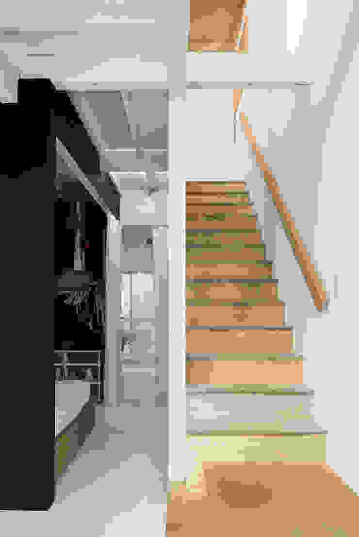 coil松村一輝建設計事務所 Eclectic style corridor, hallway & stairs