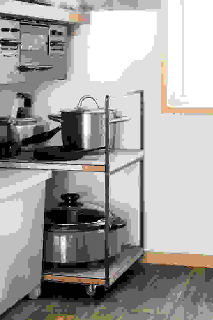 細見のアイアンフレームとラワンランバー合板でのワゴン coil松村一輝建設計事務所 オリジナルデザインの キッチン 収納