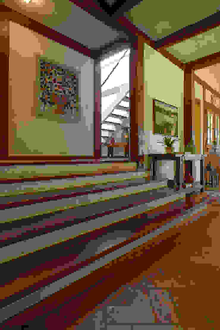 PM Arquitetura Rustic style corridor, hallway & stairs