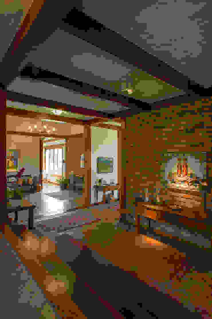 PM Arquitetura Rustic style corridor, hallway & stairs