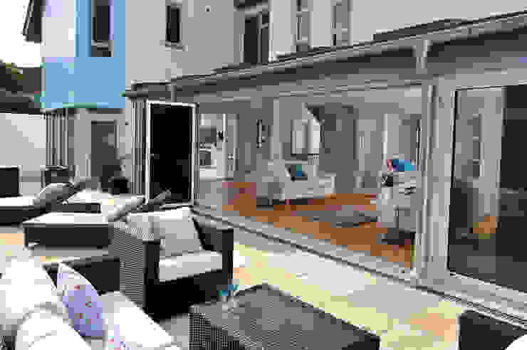 The Sea House, Porth, Cornwall The Bazeley Partnership Moderner Balkon, Veranda & Terrasse