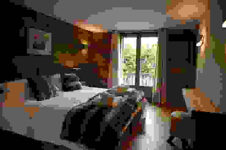 Chalet Chardon: conception, architecte d'intérieur et de liaison du client pour un nouveau chalet de ski de luxe, shep&kyles design shep&kyles design Country style bedroom