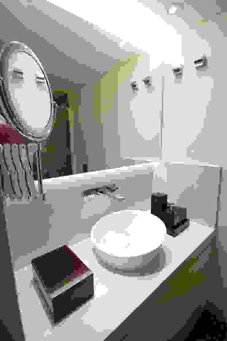 MeyerCortez arquitetura & design Modern bathroom