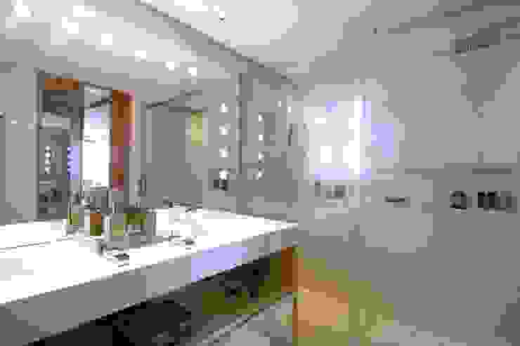 MeyerCortez arquitetura & design Modern bathroom