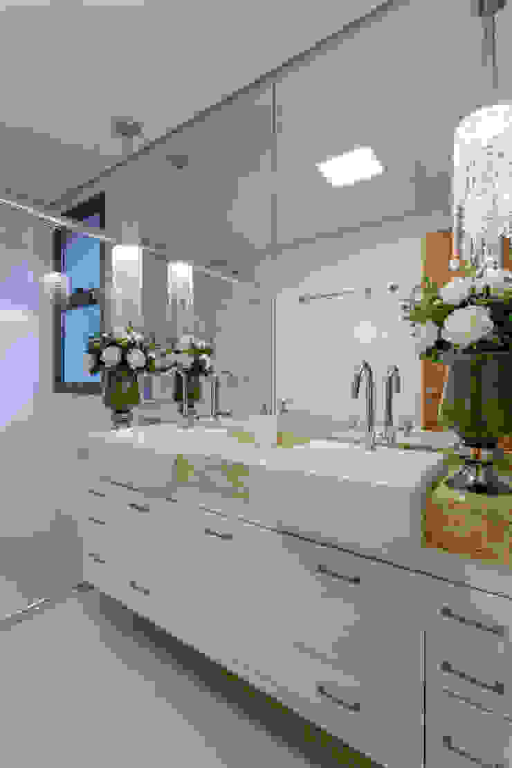 Casas de banho modernas por Designer de Interiores e Paisagista Iara Kílaris Moderno