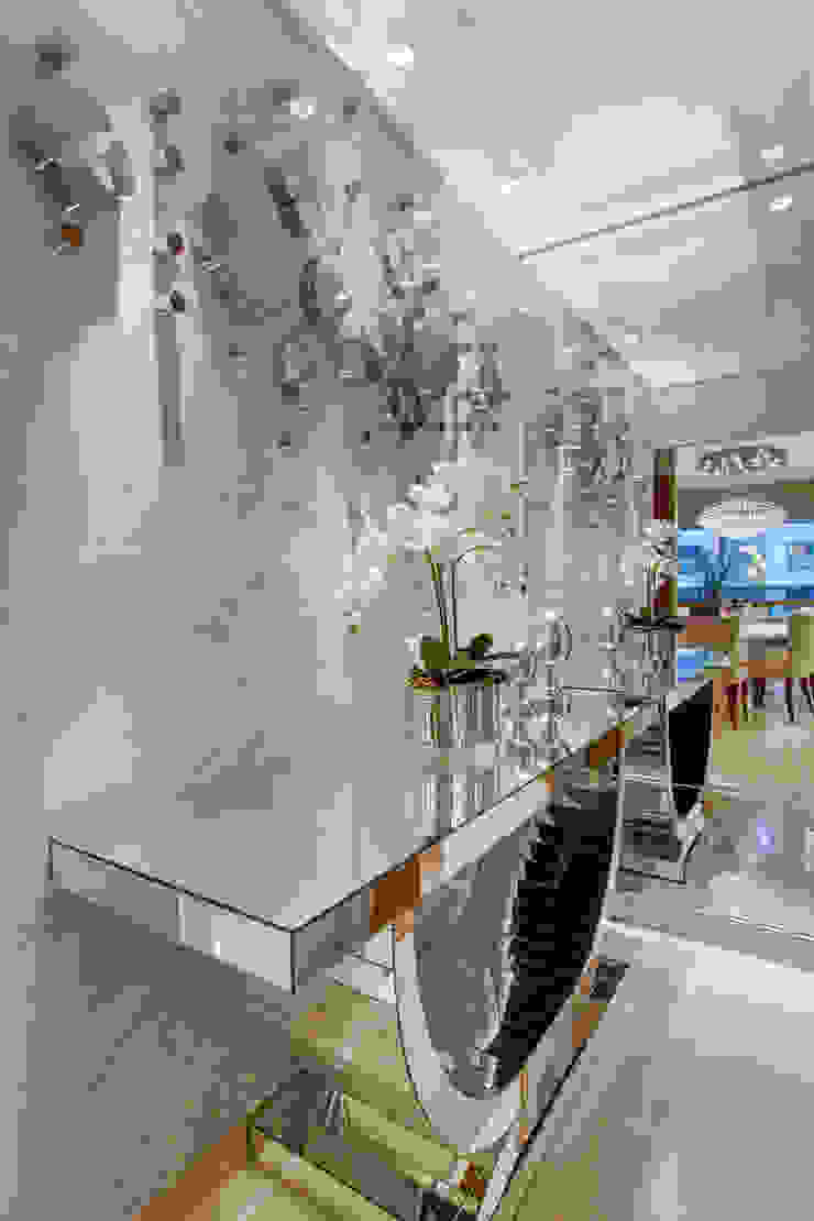 Corredores, halls e escadas modernos por Designer de Interiores e Paisagista Iara Kílaris Moderno