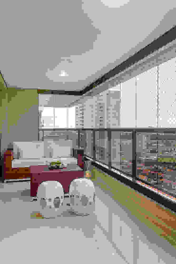 Varandas, marquises e terraços modernos por Designer de Interiores e Paisagista Iara Kílaris Moderno