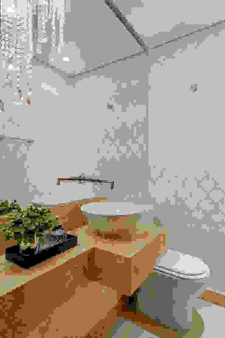 Casas de banho modernas por Designer de Interiores e Paisagista Iara Kílaris Moderno