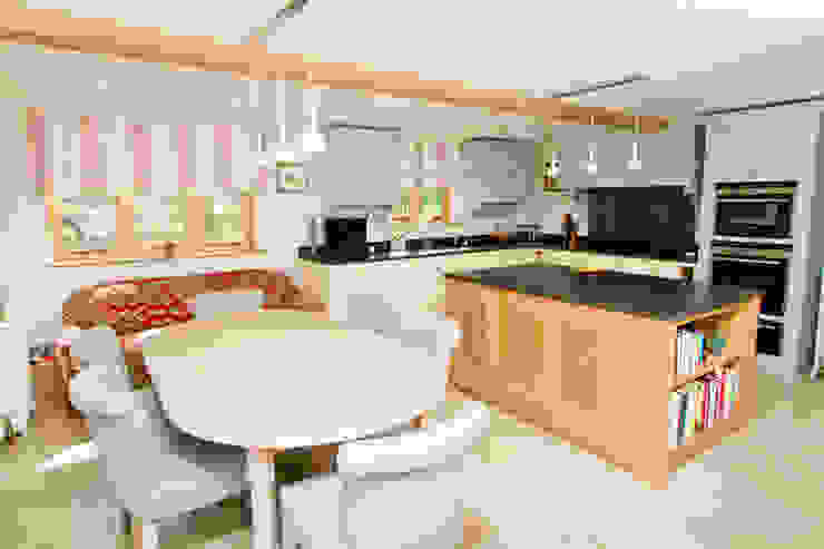 Kitchen and diner, pale blues and coral reds Design by Deborah Ltd Cuisine rurale