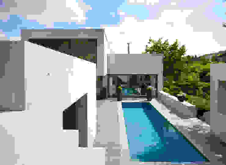 Terrasse mit Pool PaulBretz Architectes Minimalistischer Balkon, Veranda & Terrasse
