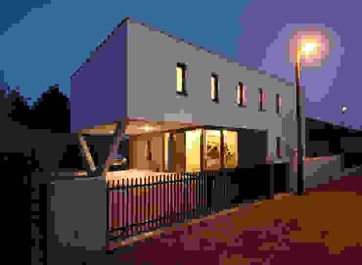 Ansicht Nordwest - Straßenansicht Architekturbüro Reinshaus Minimalistische Häuser Himmel,Gebäude,Hell,Fenster,Anlage,Beleuchtung,Strassenlicht,Tür,Schatten,Landschaft