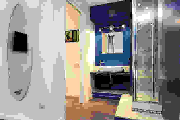 B&B a Borgo Vittorio, o/m architetti o/m architetti Bagno moderno Apparecchio idraulico,Specchio,Rubinetto,Apparecchio,Azzurro,Lavello,Interior design,Legna,Bagno,Porta