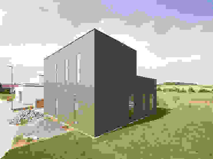 Das Kleine Schwarze f m b architekten - Norman Binder & Andreas-Thomas Mayer Minimalistische Häuser Dachterrasse,Kubus,Minimalismus