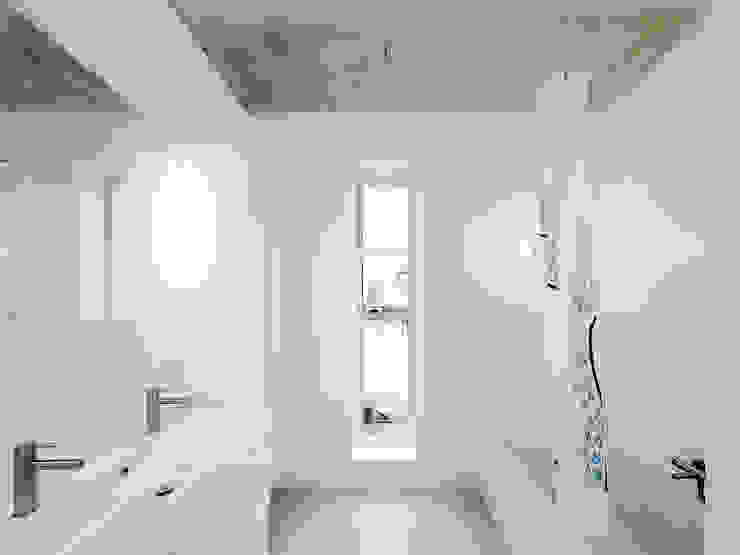 Keine Fliesen! f m b architekten - Norman Binder & Andreas-Thomas Mayer Minimalistische Badezimmer