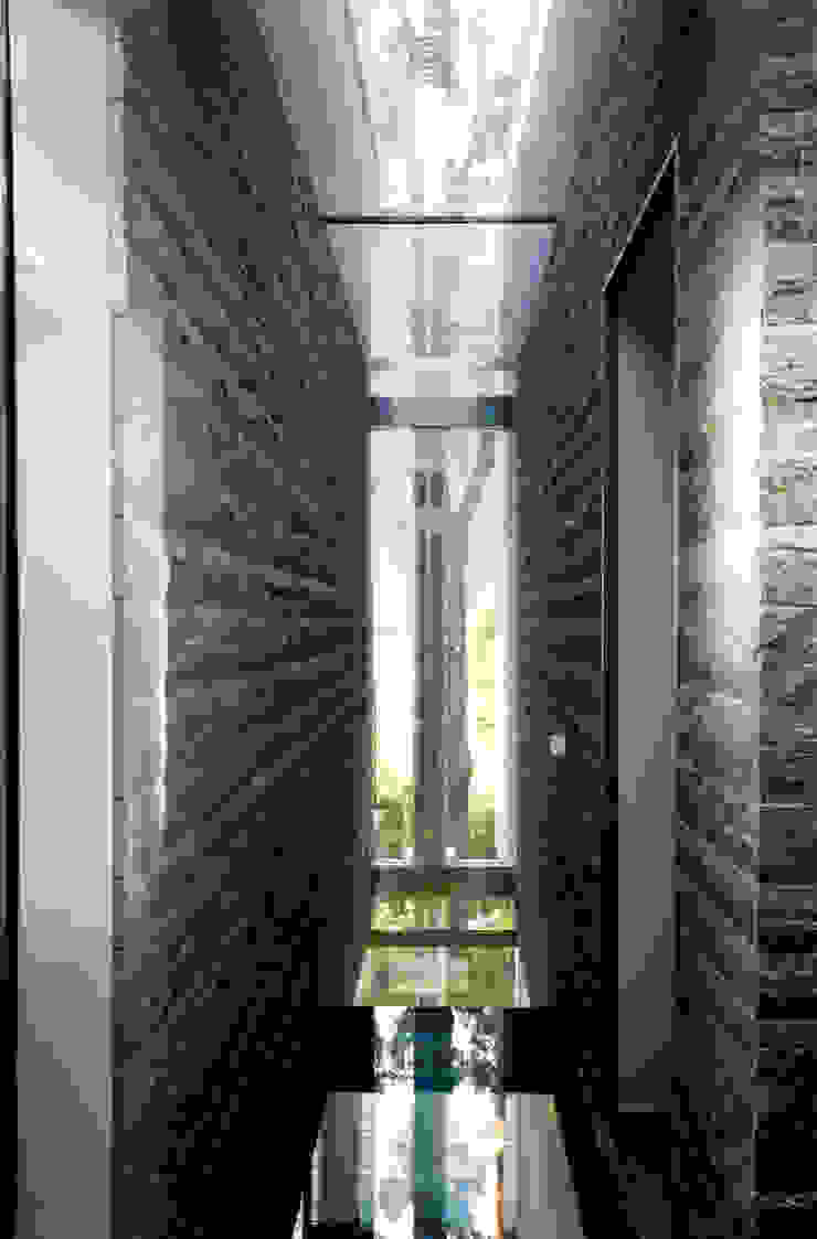 Modern Corridor, Hallway and Staircase by NAT OFFICE - christian gasparini architect Modern